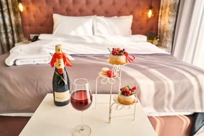 Eine Flasche Moet und süßes Gebäck in einem Hotelzimmer drapiert
