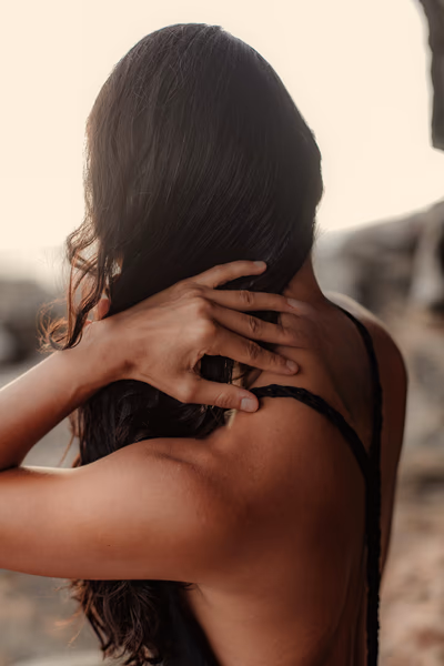 Eine Frau von hinten, die Geheimnisse in sich trägt