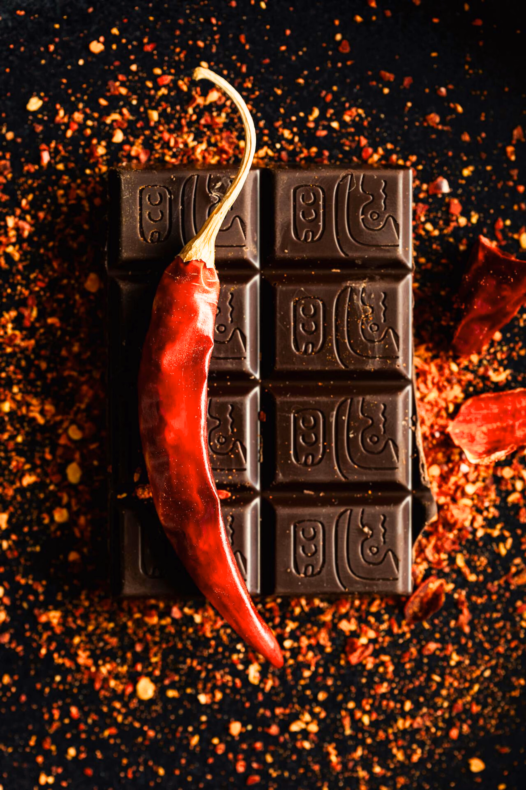 Eine dunkle Schokolade mit einer Chilischote