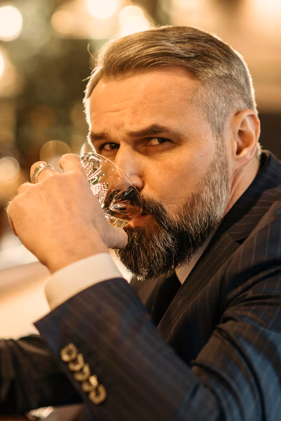 Ein Mann mit einem Drink in der Hand