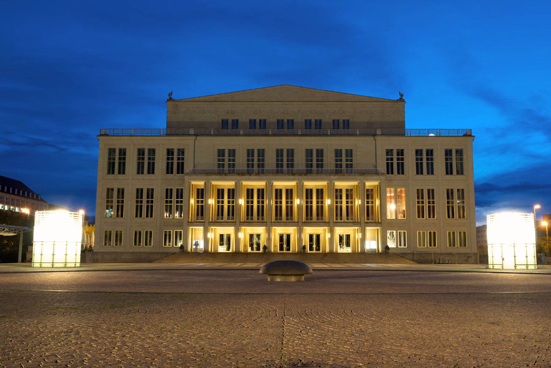 Das Leipziger Opernhaus in den Abendstunden