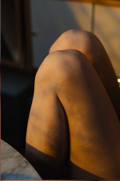 Frauenbeine, nackt, das Bild fängt eine nachdenkliche Stimmung ein