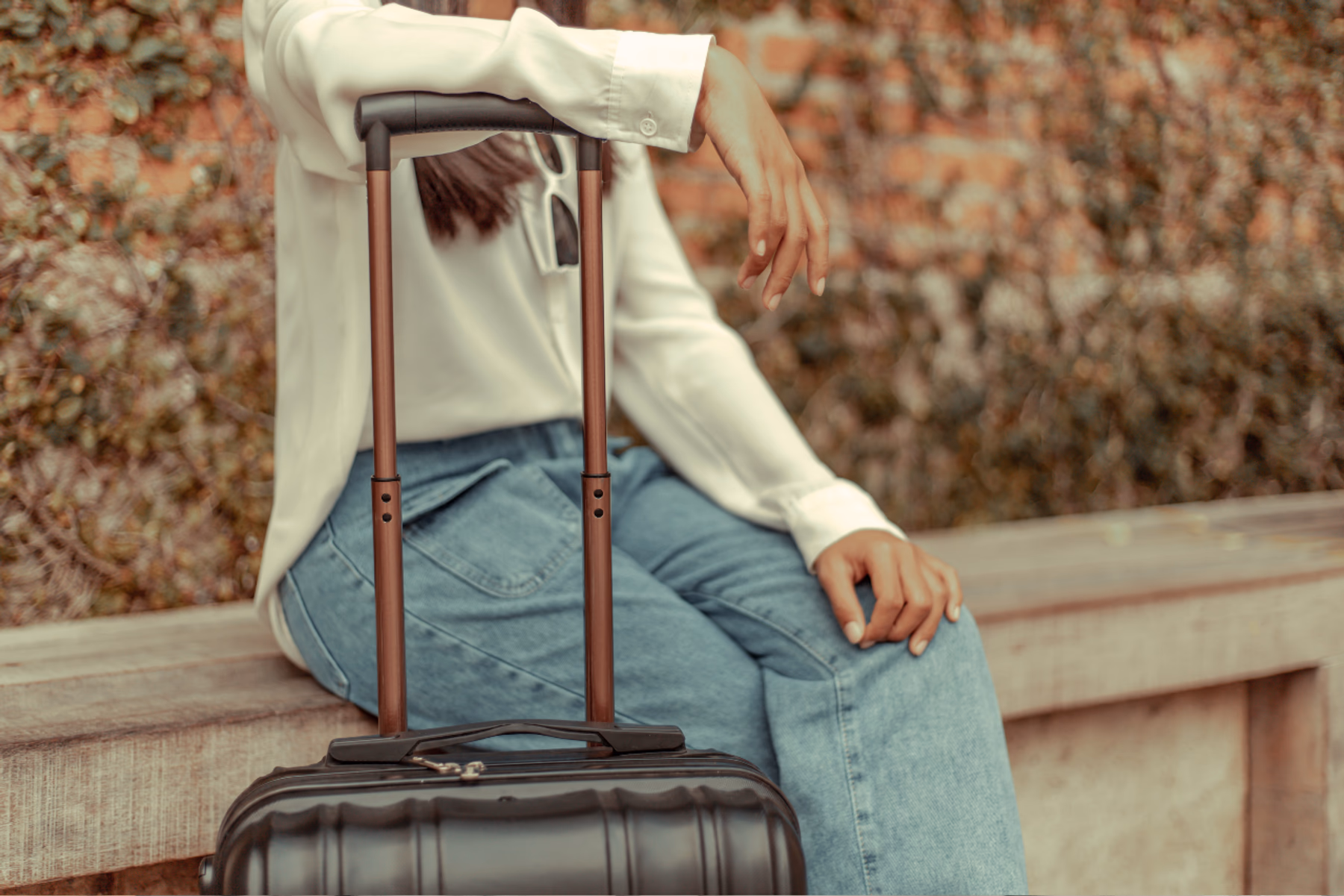 Eine Escort Lady die auf ihren Zug wartet