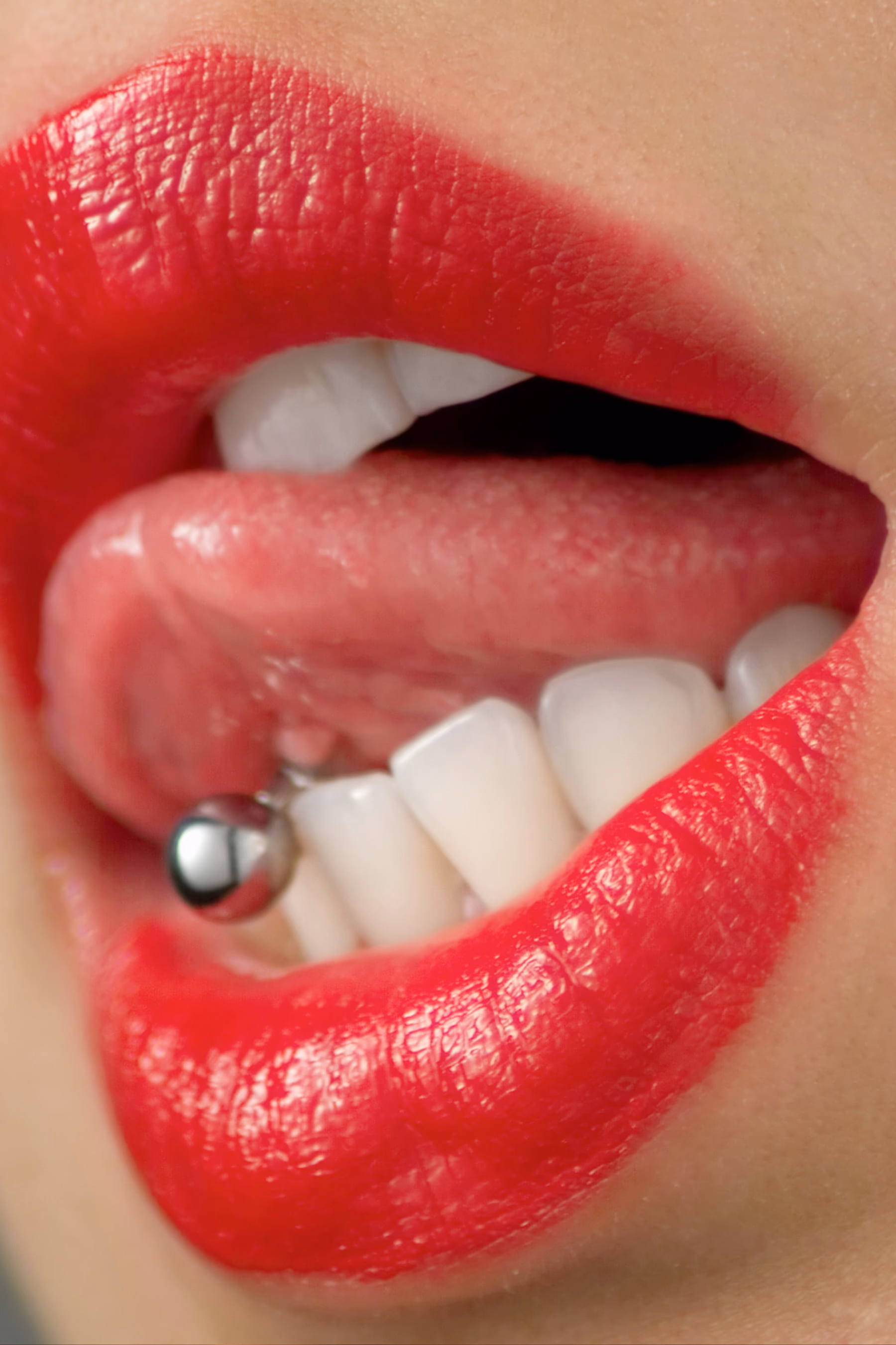 Frauenlippen die von der Zungenspitze berührt werden