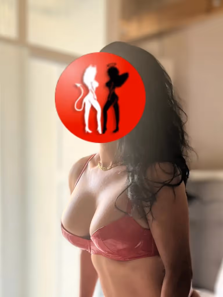 In diesem Bild steht Vanessa aufrecht vor einem hellen Hintergrund. Sie trägt einen glänzenden, roten BH, der ihre Kurven stilvoll betont. Ihr langes, dunkles Haar fällt locker über ihre Schultern, während sie leicht zur Kamera geneigt steht. Der Gesichtsausdruck bleibt anonymisiert, doch der Gesamteindruck wirkt selbstbewusst, lebendig und gleichzeitig verführerisch.

