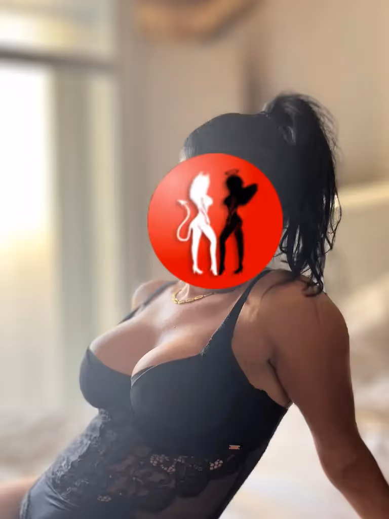 Vanessa trägt einen schwarzen Body