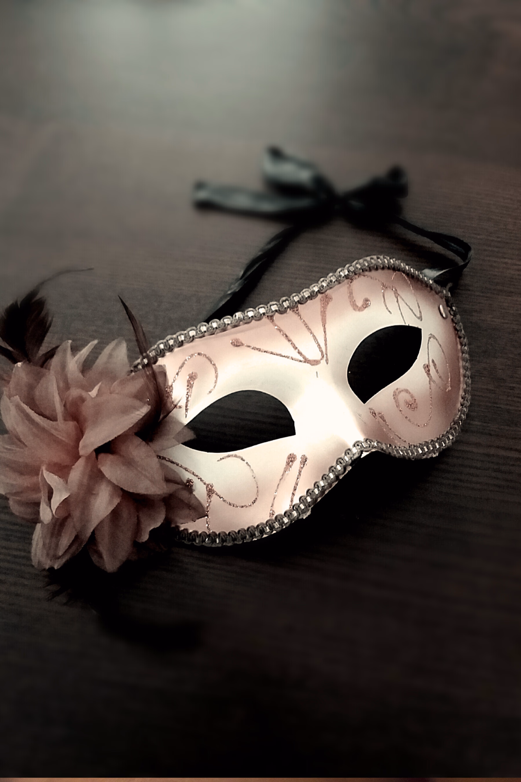 Eine Maske, die auf ein Geheimnis hindeutet