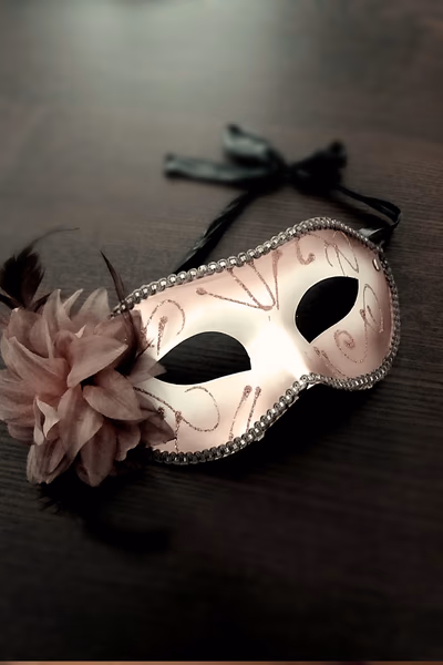 Eine Maske, die auf ein Geheimnis hindeutet