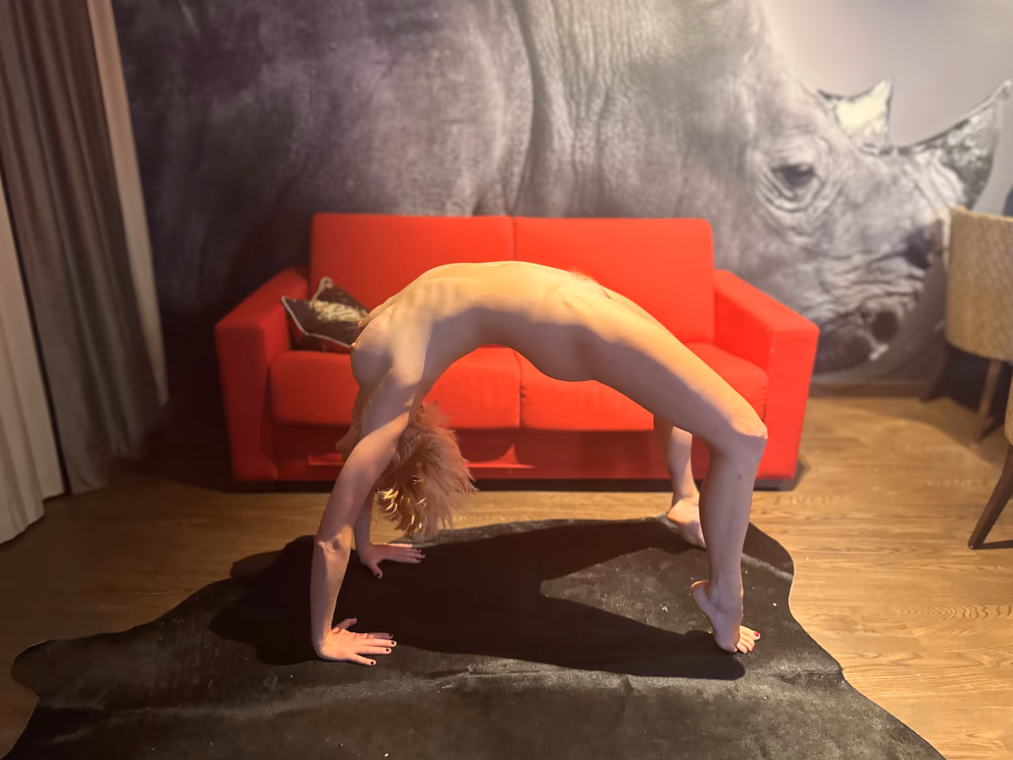 Olivia, die außergewöhnliche Escort Lady aus Leipzig, präsentiert ihre athletische Körperbeherrschung in einer nackten Brückenpose vor einem roten Sofa. Ihre Körperspannung, Flexibilität und Selbstbewusstsein machen dieses Bild zu einem sinnlich-provokanten Statement. „Olivia Leipzig Escort“ steht hier für erotische Eleganz auf höchstem Niveau – wild, frei und unglaublich beweglich.