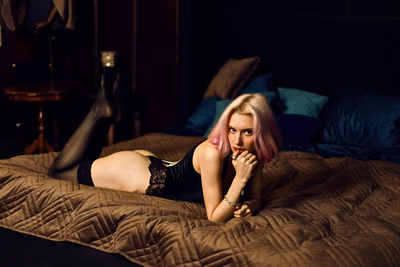 eine frau mit nacktem hintern liegt auf einem bett