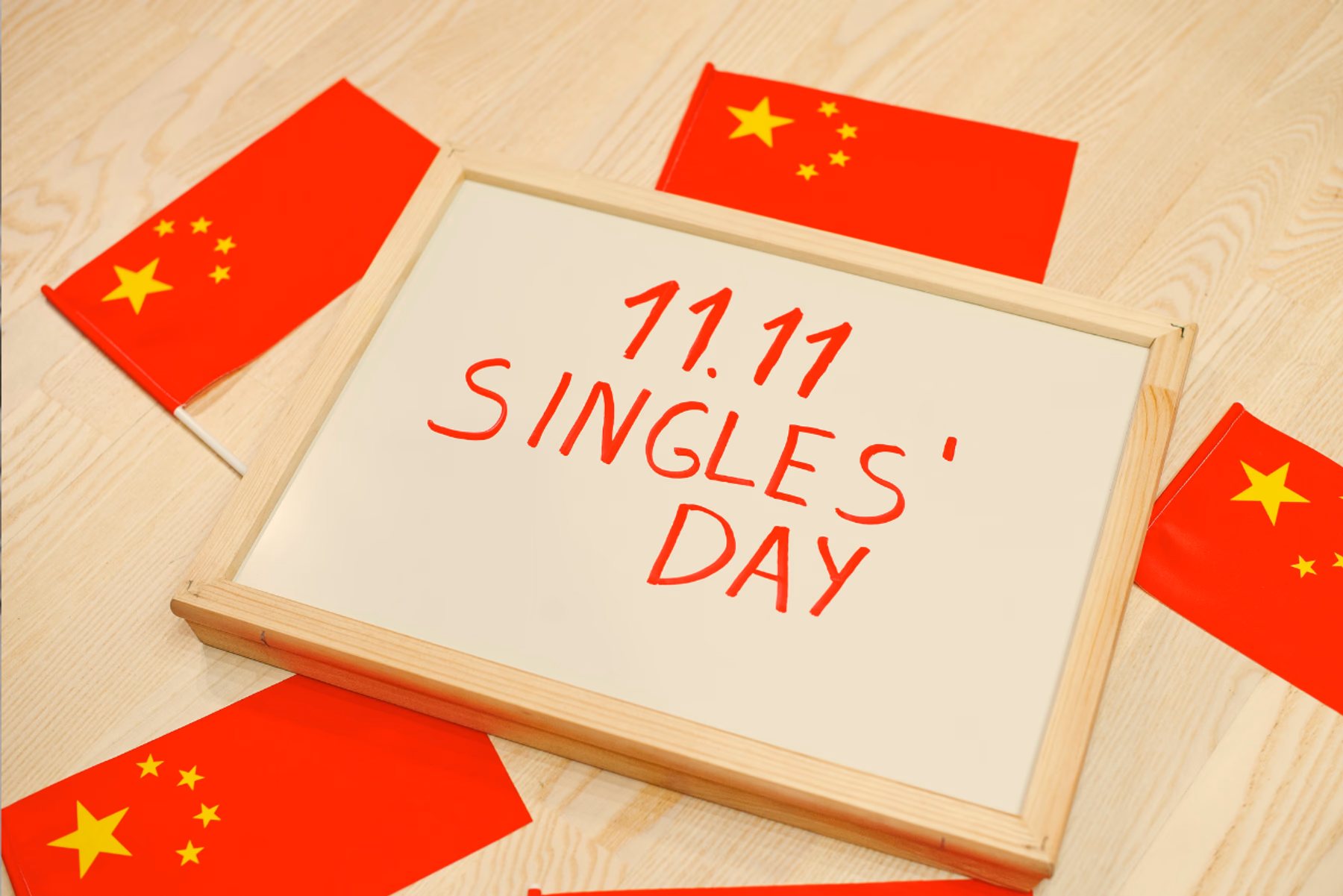Ein Papier mit der Aufschrift "11.11. Singles Day" in einem Holzrahmen