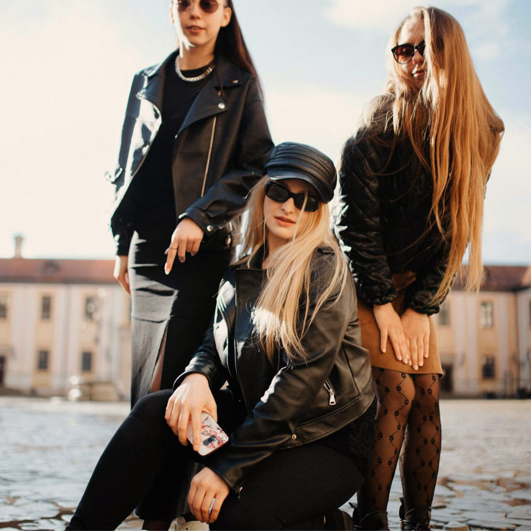 Drei Frauen, die Strumpfhosen und Leggins tragen