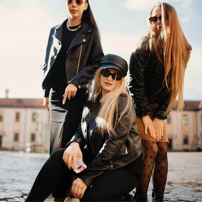 Drei Frauen, die Strumpfhosen und Leggins tragen