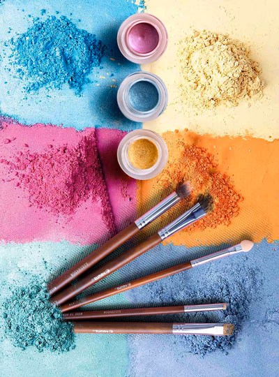 Lidschatten und Make-up-Pinsel.