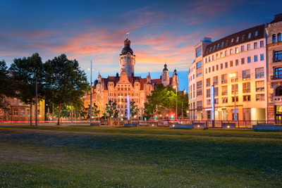 Sehenswerte Gebäude in Leipzig im Abendlicht.