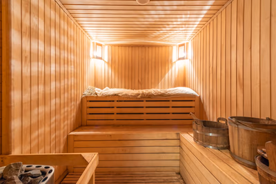 Innenraum einer Sauna.
