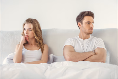Ein Paar wirkt sexuell unzufrieden.